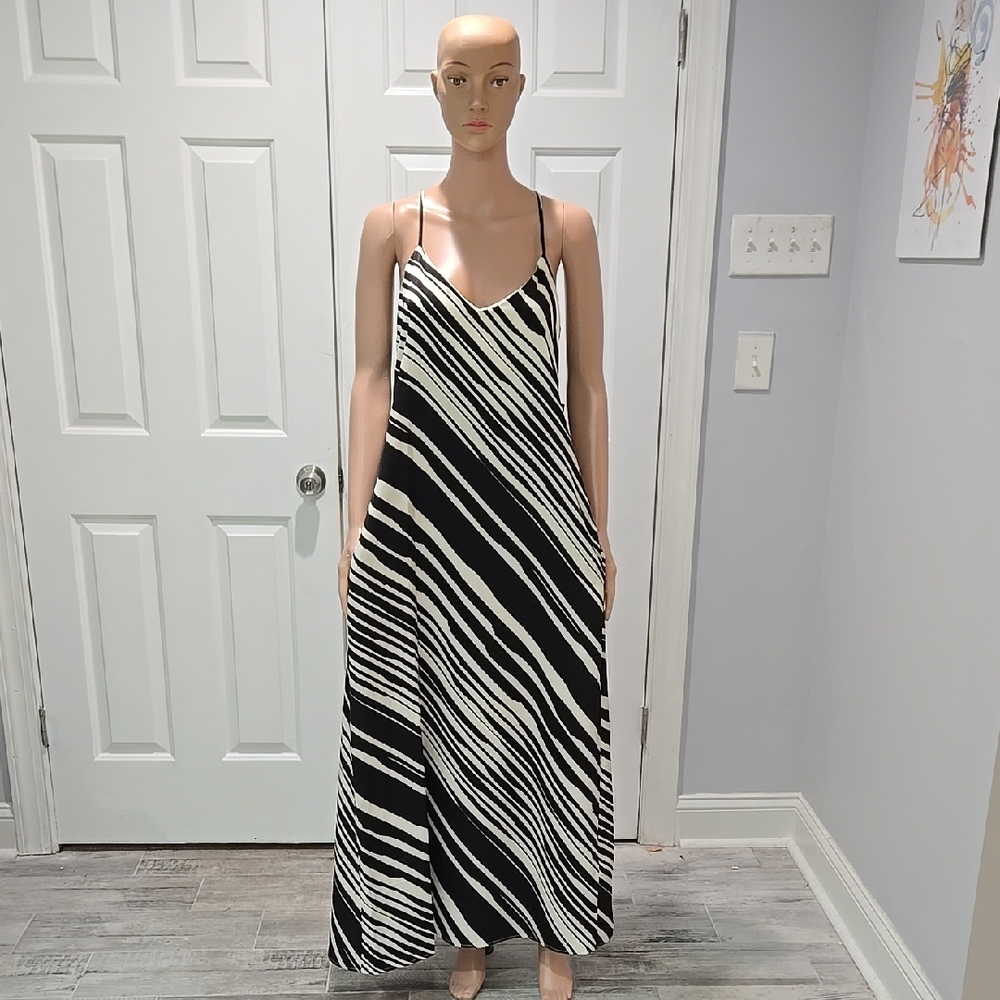 Elegant Black and Cream Striped Maxi Dress With Pockets